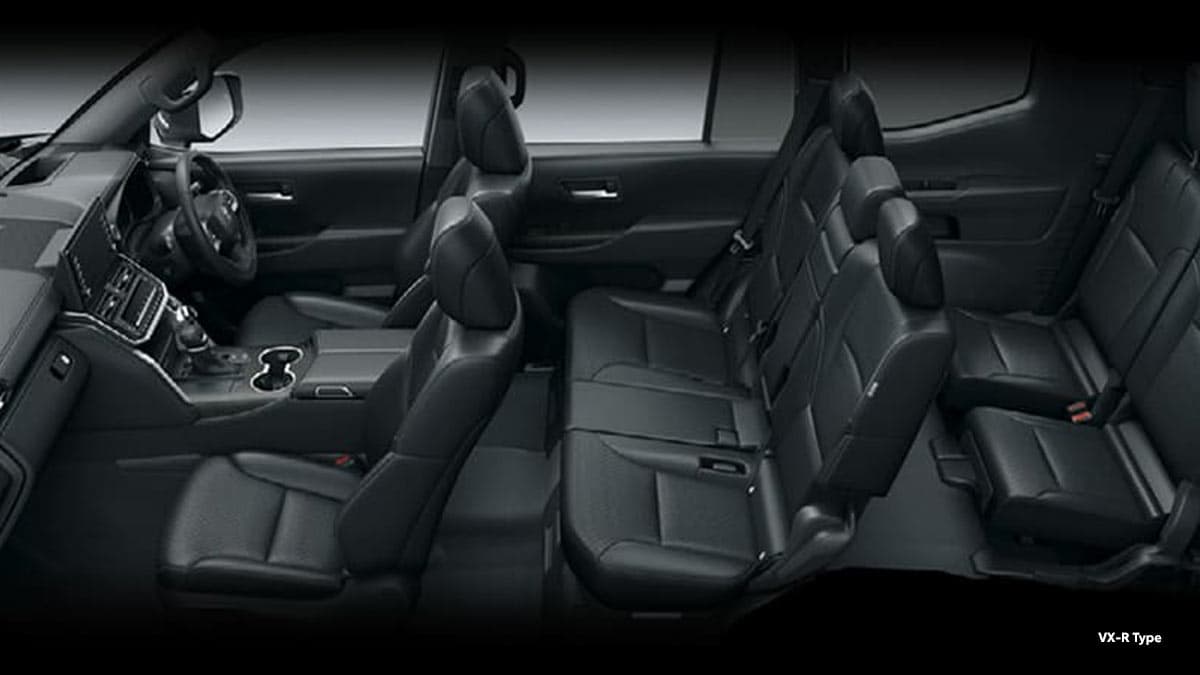 Kabin eksklusif dengan nuansa Full Black premium. Dilengkapi konfigurasi kursi yang lega, material leather berkualitas tinggi, serta desain dashboard modern yang elegan, menghadirkan kenyamanan kelas satu untuk perjalanan jarak jauh Anda.