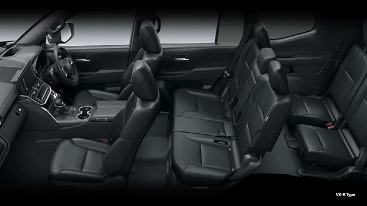 Kabin eksklusif dengan nuansa Full Black premium. Dilengkapi konfigurasi kursi yang lega, material leather berkualitas tinggi, serta desain dashboard modern yang elegan, menghadirkan kenyamanan kelas satu untuk perjalanan jarak jauh Anda.