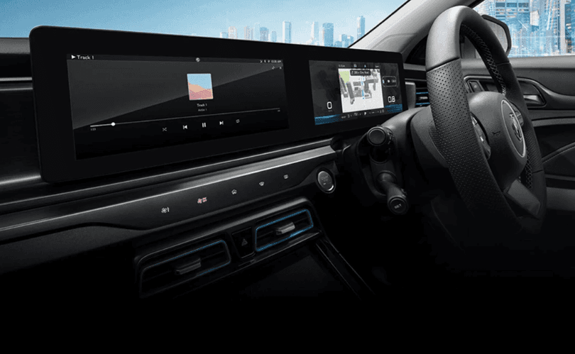 Interior MG VS HEV mewah dengan Dual Widescreen Cockpit 12,3 inci. Dilengkapi I-MAX Panoramic Sunroof, Modern Horse Saddle Console, dan fitur MG i-SMART untuk kontrol suara cerdas. Desainnya futuristik dan nyaman.