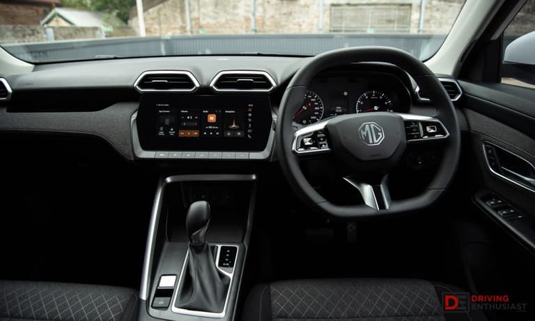 Interior MG New ZS mewah dengan material soft-touch dan jok kulit sintetis. Dilengkapi I-MAX Panoramic Sunroof, layar sentuh 10,1 inci (Apple CarPlay/Android Auto), panel instrumen digital 7 inci, AC filter PM 2.5, serta kamera 360 derajat.