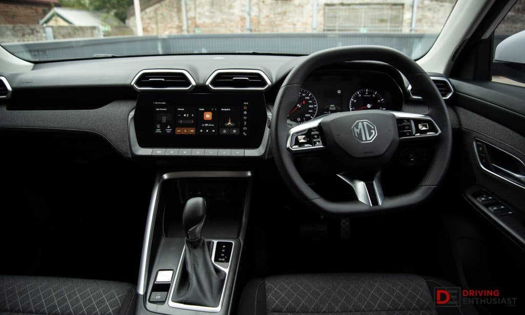Interior MG New ZS Ignite mewah dengan material soft-touch. Memiliki layar 10,1 inci, panel instrumen digital 7 inci, jok kulit, AC dengan filter PM 2.5, kamera belakang, serta 6 speaker 3D Sound.