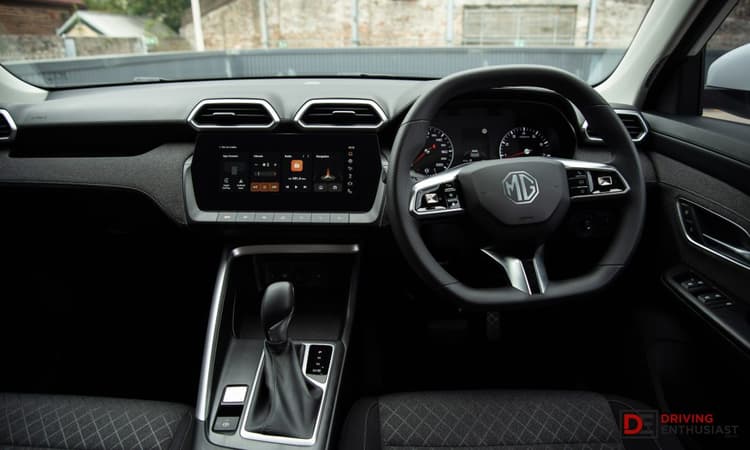 Interior MG New ZS Ignite mewah dengan material soft-touch. Memiliki layar 10,1 inci, panel instrumen digital 7 inci, jok kulit, AC dengan filter PM 2.5, kamera belakang, serta 6 speaker 3D Sound.