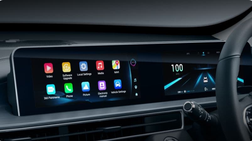 Dashboard modern dengan layar ganda digital 10.25 inci terintegrasi untuk pusat informasi kendaraan dan hiburan interaktif yang futuristik.