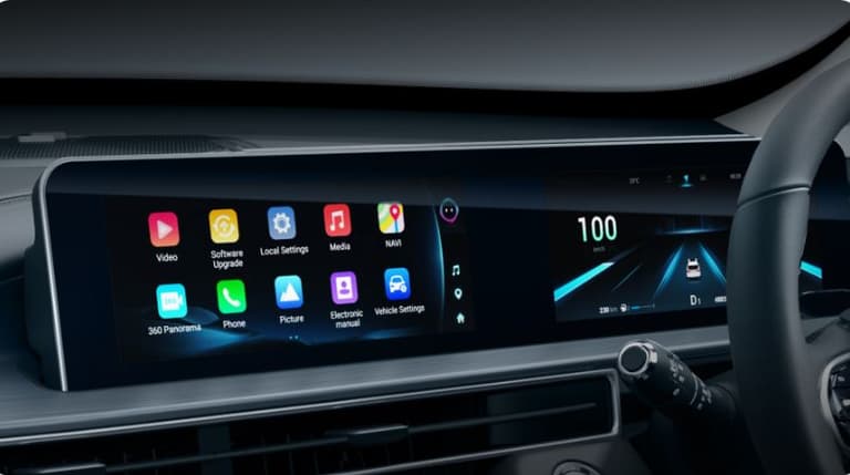 Dashboard modern dengan layar ganda digital 10.25 inci terintegrasi untuk pusat informasi kendaraan dan hiburan interaktif yang futuristik.