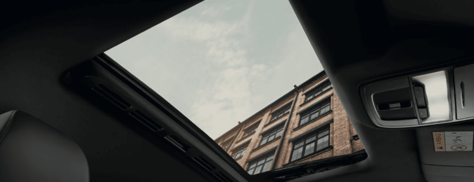 Sunroof elektrik memberi pencahayaan alami ke dalam kabin. Menambah kesan luas dan nyaman. Cocok untuk perjalanan harian dan akhir pekan.