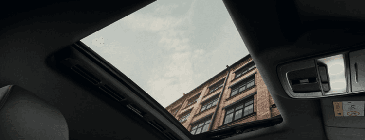 Sunroof elektrik memberi pencahayaan alami ke dalam kabin. Menambah kesan luas dan nyaman. Cocok untuk perjalanan harian dan akhir pekan.