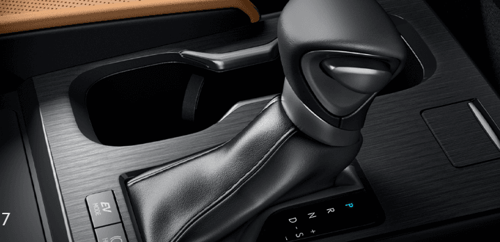 Area konsol tengah yang memadukan tuas transmisi kulit premium dengan tombol kontrol mode berkendara yang ergonomis.