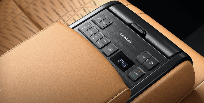 Panel kontrol eksklusif pada sandaran tangan belakang untuk mengatur AC, posisi kursi, dan audio secara mandiri.