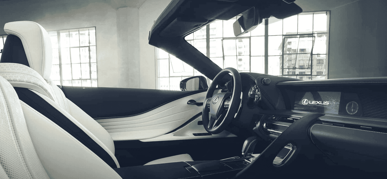 desain sporty dan mewah. Jok kulit berwarna terang berpadu dengan dashboard hitam yang tegas. Tata letak kokpit fokus ke pengemudi, dengan setir ergonomis dan layar infotainment Lexus yang modern.