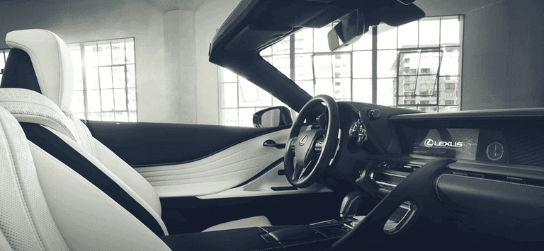 desain sporty dan mewah. Jok kulit berwarna terang berpadu dengan dashboard hitam yang tegas. Tata letak kokpit fokus ke pengemudi, dengan setir ergonomis dan layar infotainment Lexus yang modern.