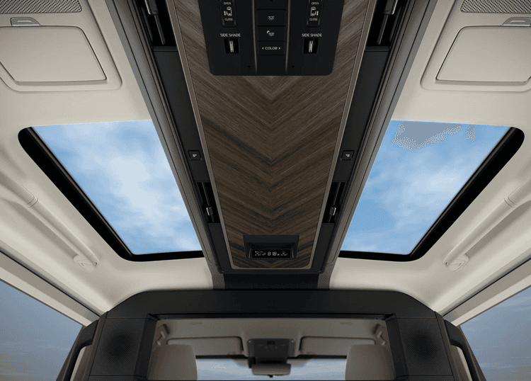 Tampilan atap kaca panoramik Lexus LM dengan panel kontrol terintegrasi. Cahaya alami masuk maksimal. Kabin terasa lega, terang, dan premium.