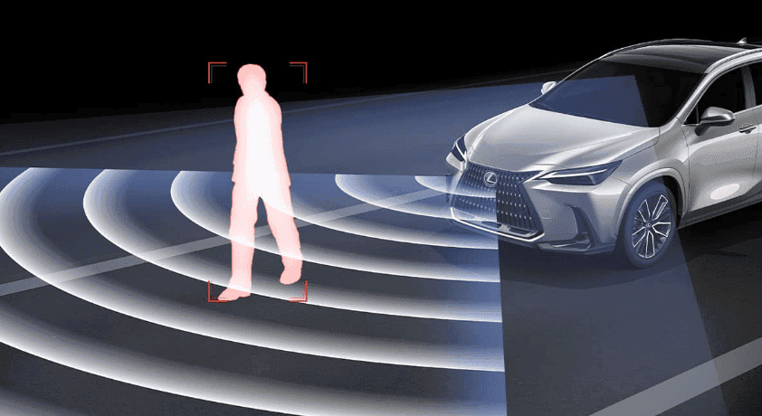 Pre-Collision System mendeteksi kendaraan dan pejalan kaki di sekitar mobil. Sistem memberi peringatan dini dan mengaktifkan pengereman otomatis saat risiko tabrakan terdeteksi. Fokus pada keselamatan pengemudi dan penumpang.