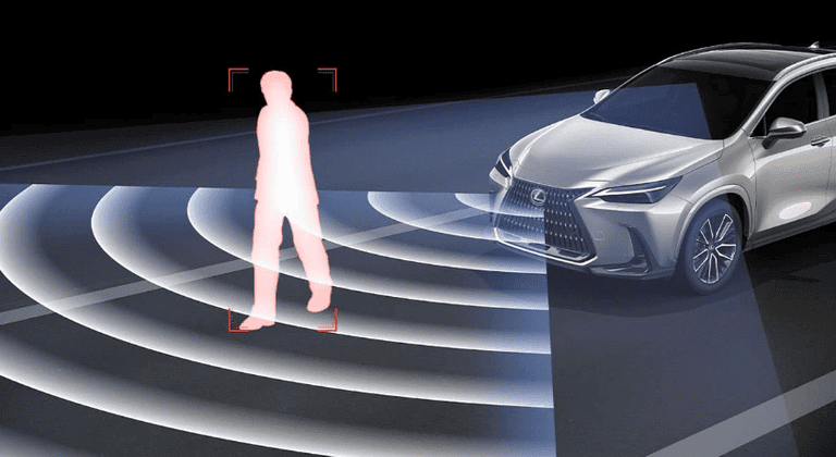 Pre-Collision System mendeteksi kendaraan dan pejalan kaki di sekitar mobil. Sistem memberi peringatan dini dan mengaktifkan pengereman otomatis saat risiko tabrakan terdeteksi. Fokus pada keselamatan pengemudi dan penumpang.