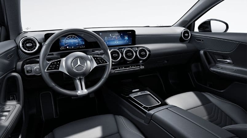 Interior Mercedes-Benz EQB 250+ Progressive Line menyuguhkan kemewahan futuristik dengan Widescreen Cockpit digital dan aksen turbin pada ventilasi AC. Kabinnya luas, ergonomis, dan menggunakan material premium untuk kenyamanan maksimal keluarga.