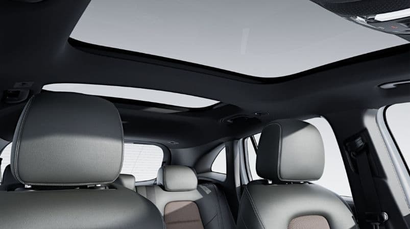 Interior Mercedes-Benz EQB 250+ Progressive Line menyuguhkan kemewahan futuristik dengan Widescreen Cockpit digital dan aksen turbin pada ventilasi AC. Kabinnya luas, ergonomis, dan menggunakan material premium untuk kenyamanan maksimal keluarga.