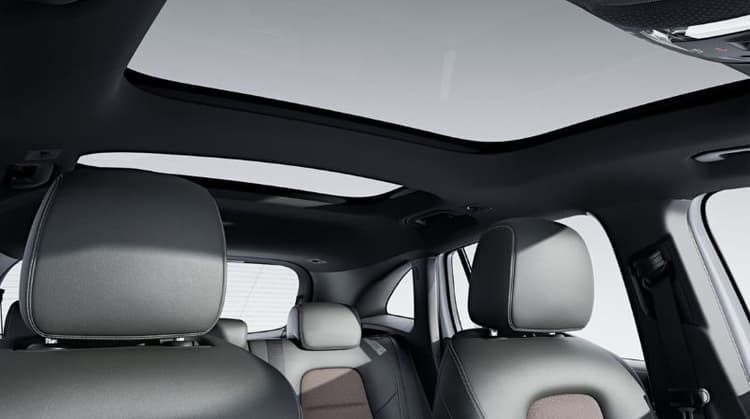 Interior Mercedes-Benz EQB 250+ Progressive Line menyuguhkan kemewahan futuristik dengan Widescreen Cockpit digital dan aksen turbin pada ventilasi AC. Kabinnya luas, ergonomis, dan menggunakan material premium untuk kenyamanan maksimal keluarga.
