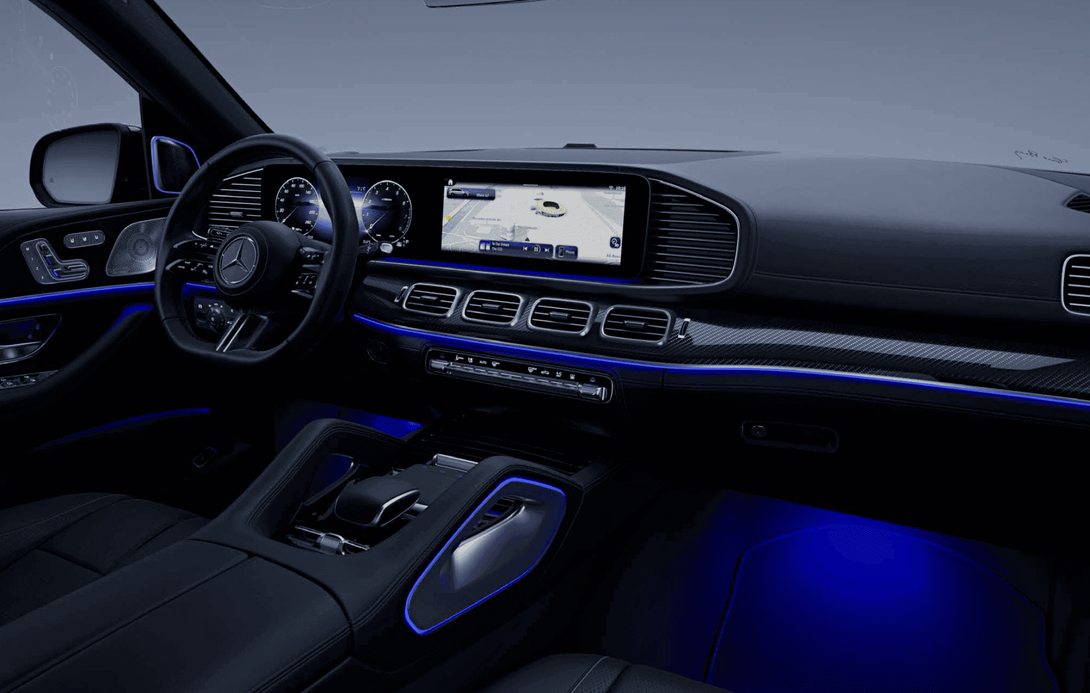 Kabin Mercedes-Benz GLS menampilkan desain modern dan elegan. Layar ganda widescreen terintegrasi dengan sistem MBUX. Pencahayaan ambient biru memberi kesan mewah.