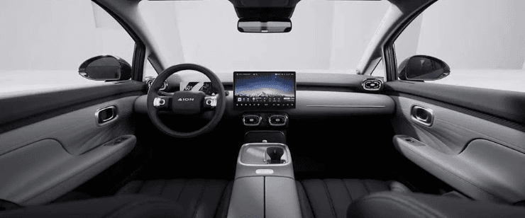 menampilkan desain bersih dan modern. Dashboard minimalis dilengkapi layar sentuh besar di tengah. Tata letak simpel memudahkan kontrol. Jok nyaman dan ruang kabin terasa lega untuk penggunaan harian.
