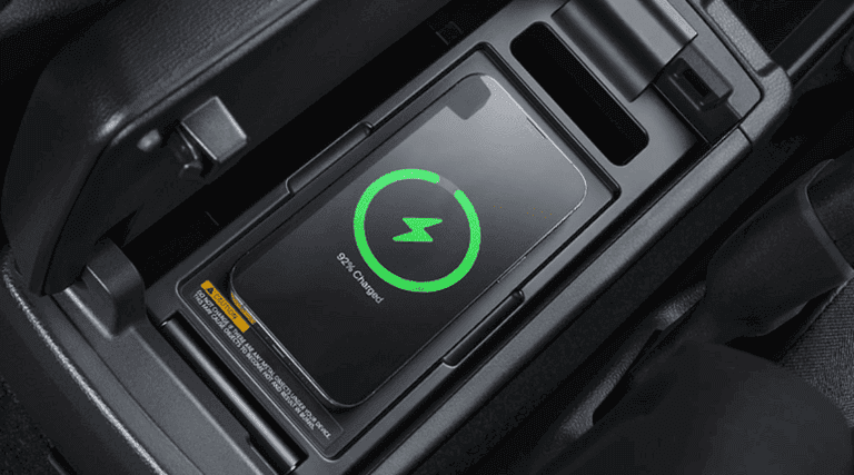 Fitur pengisian daya nirkabel terintegrasi di konsol tengah. Smartphone dapat diisi tanpa kabel. Area dilapisi material anti slip agar perangkat tetap stabil saat mobil berjalan.