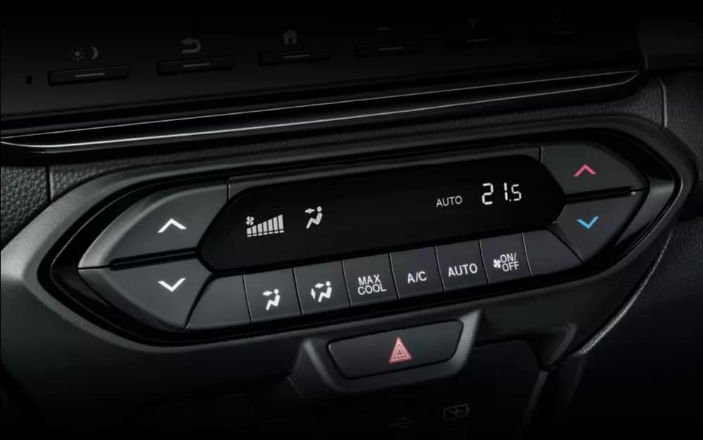 Fitur Auto AC merupakan sistem pendingin udara otomatis yang mengatur suhu kabin secara mandiri.