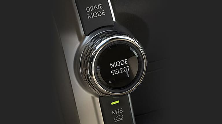 Mode otomatis memungkinkan sistem menyesuaikan setelan dan mengoptimalkan traksi di permukaan licin tanpa perlu penggantian mode secara manual.