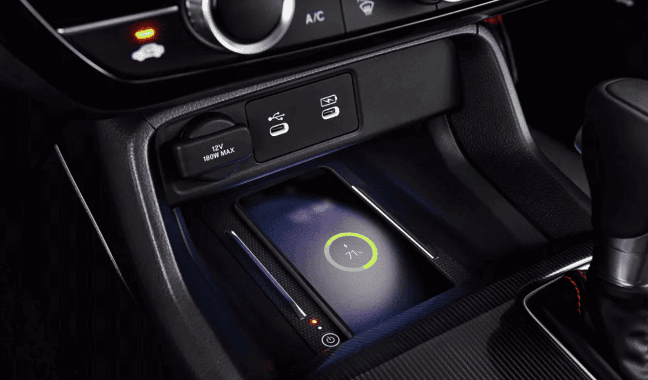Tampilan konsol tengah dengan wireless charger berdaya cepat dan indikator baterai aktif.