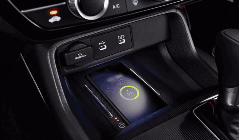 Tampilan konsol tengah dengan wireless charger berdaya cepat dan indikator baterai aktif.
