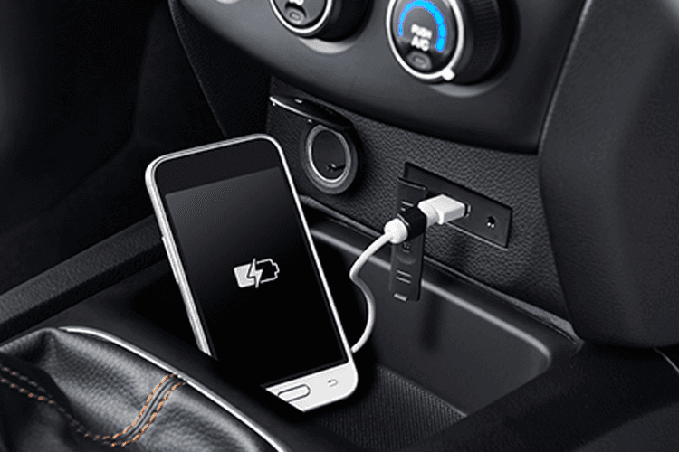 Dilengkapi dengan USB Charging Port yang mudah diakses di konsol depan, memastikan smartphone Anda selalu siap digunakan sepanjang perjalanan.