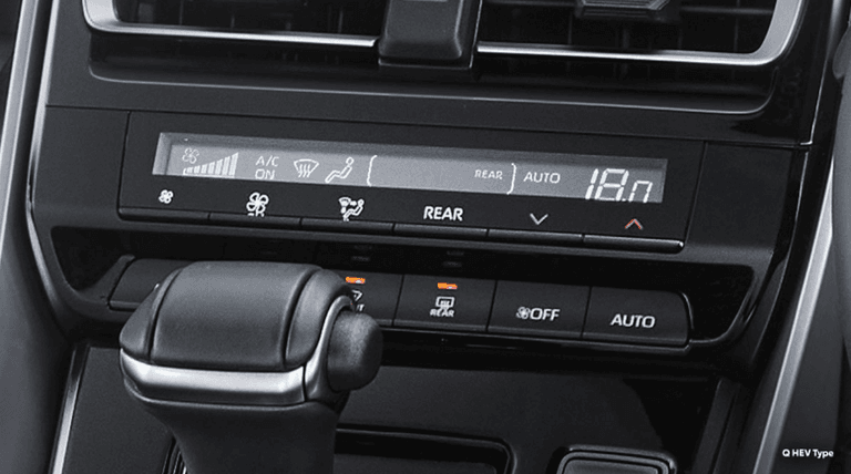 Panel AC digital menampilkan suhu dan pengaturan kipas secara jelas. Fitur Auto menjaga suhu kabin tetap stabil sesuai setelan Anda. Tersedia pengaturan rear dan mode defogger untuk visibilitas lebih baik.