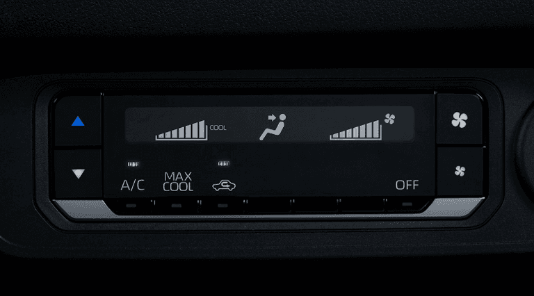 Toyota Agya dilengkapi panel AC digital yang mudah digunakan. Tersedia fitur Max Cool untuk mendinginkan kabin lebih cepat serta pengaturan arah dan kecepatan kipas yang praktis.