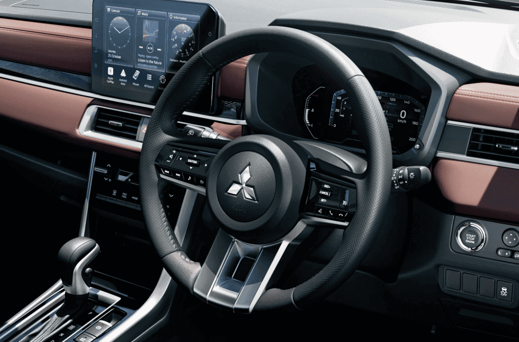 Dashboard Xpander Cross tampil modern dengan layar head unit besar, panel instrumen digital, dan setir multifungsi. Desain interior two tone memberi kesan premium serta memudahkan pengemudi mengakses fitur hiburan, navigasi, dan kontrol kendaraan.