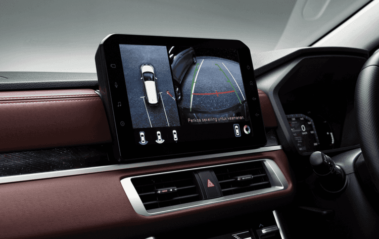 Layar head unit menampilkan Multi Around Monitor yang membantu pengemudi melihat area sekitar kendaraan dari beberapa sudut kamera. Fitur ini memudahkan parkir, menghindari hambatan, serta meningkatkan keamanan saat manuver di ruang sempit.