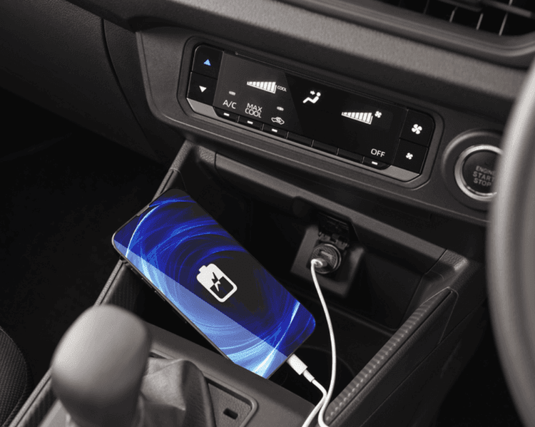 Area konsol tengah dilengkapi port USB dan power outlet untuk mengisi daya smartphone saat berkendara. Kompartemen penyimpanan memudahkan meletakkan ponsel agar tetap rapi dan mudah dijangkau.