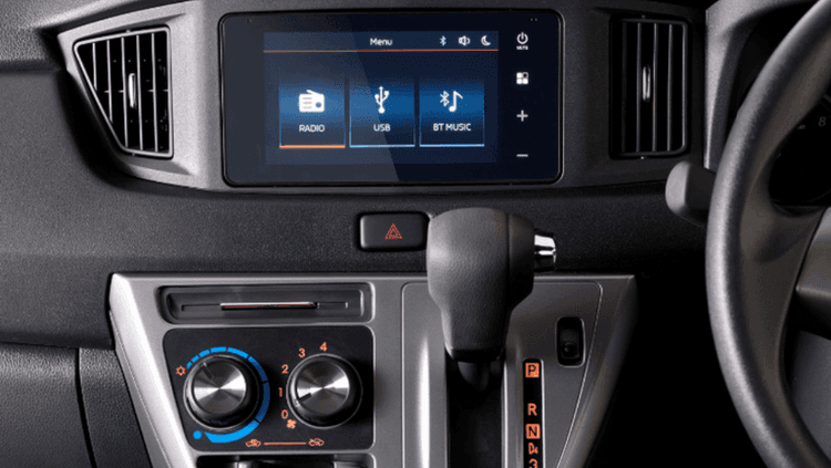 Area konsol tengah dilengkapi tuas transmisi otomatis yang mudah dijangkau serta pengaturan AC manual. Desain panel sederhana memudahkan pengemudi mengatur suhu kabin dan perpindahan gigi saat berkendara.