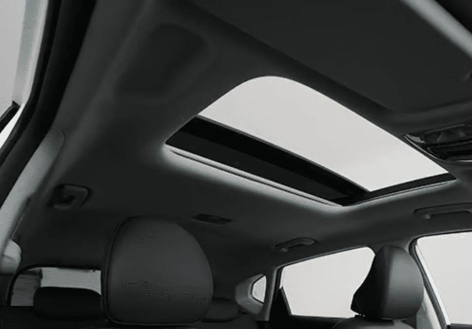 Kabin terasa lebih lega dengan sunroof elektrik. Cahaya masuk maksimal. Memberi kesan premium dan nyaman saat berkendara.