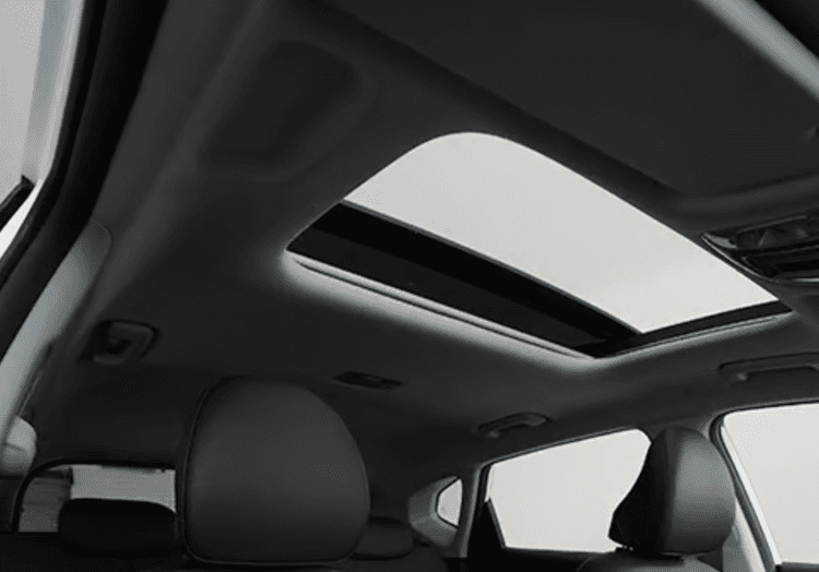 Kabin terasa lebih lega dengan sunroof elektrik. Cahaya masuk maksimal. Memberi kesan premium dan nyaman saat berkendara.