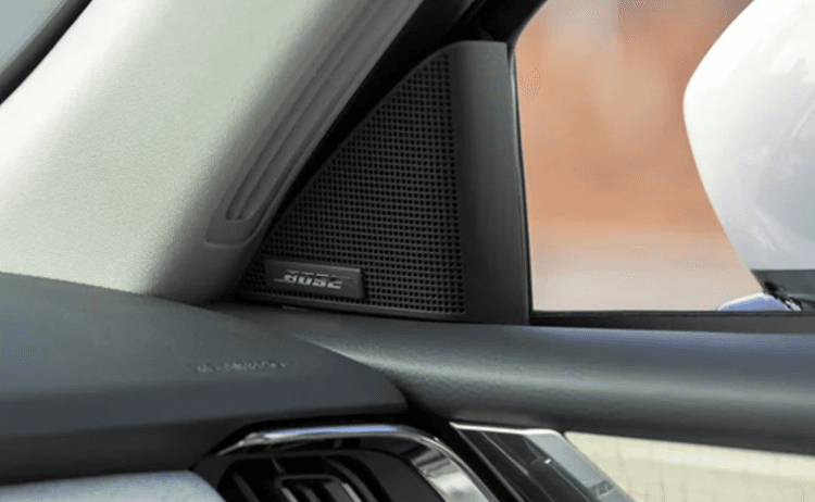 Speaker BOSE menghasilkan suara jernih dan detail. Posisi tweeter optimal untuk pengalaman audio lebih immersive di dalam kabin.