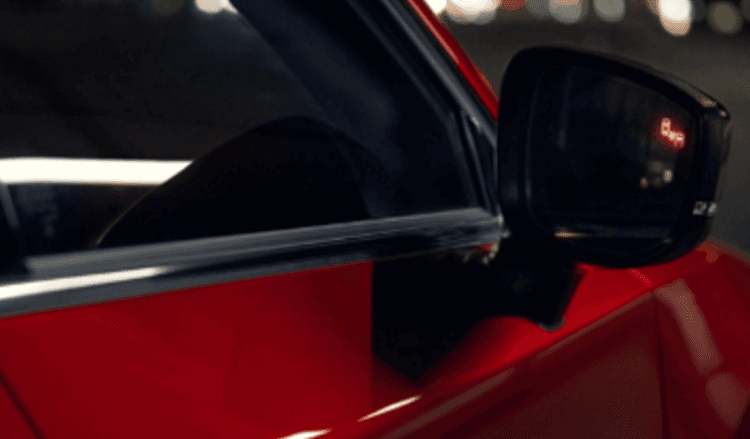 Spion dilengkapi indikator blind spot. Memberi peringatan saat ada kendaraan di area tidak terlihat. Membantu manuver lebih aman saat pindah jalur.