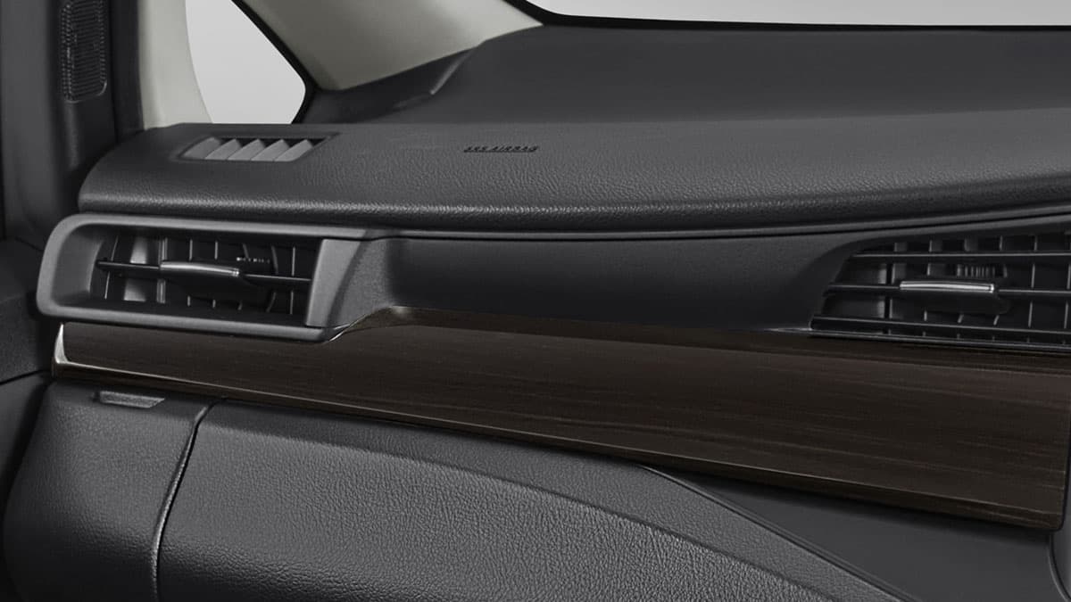 Desain dashboard ergonomis dengan sentuhan ornamen kayu mewah (wood panel). Kombinasi material berkualitas menciptakan aura kabin yang elegan, eksklusif, dan nyaman, khas mobil MPV kelas premium bagi keluarga Anda.