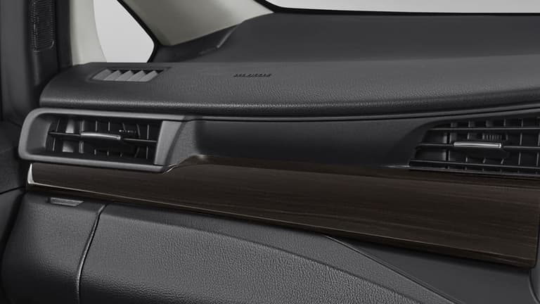 Desain dashboard ergonomis dengan sentuhan ornamen kayu mewah (wood panel). Kombinasi material berkualitas menciptakan aura kabin yang elegan, eksklusif, dan nyaman, khas mobil MPV kelas premium bagi keluarga Anda.
