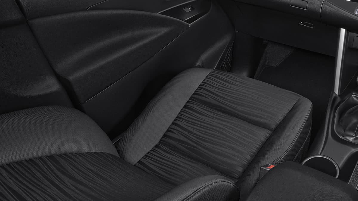 Kursi berbahan fabric berkualitas tinggi dengan warna Noble Brown yang memberikan kesan mewah namun tetap hangat. Desain jok yang ergonomis memastikan kenyamanan maksimal bagi pengemudi dan penumpang selama perjalanan jarak jauh.