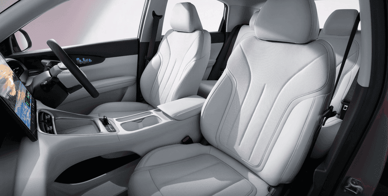 Jok berbahan kulit dengan desain ergonomis memberikan kenyamanan maksimal saat berkendara. Tampilan interior terlihat lebih mewah, rapi, dan mendukung posisi duduk tetap nyaman untuk perjalanan jauh.