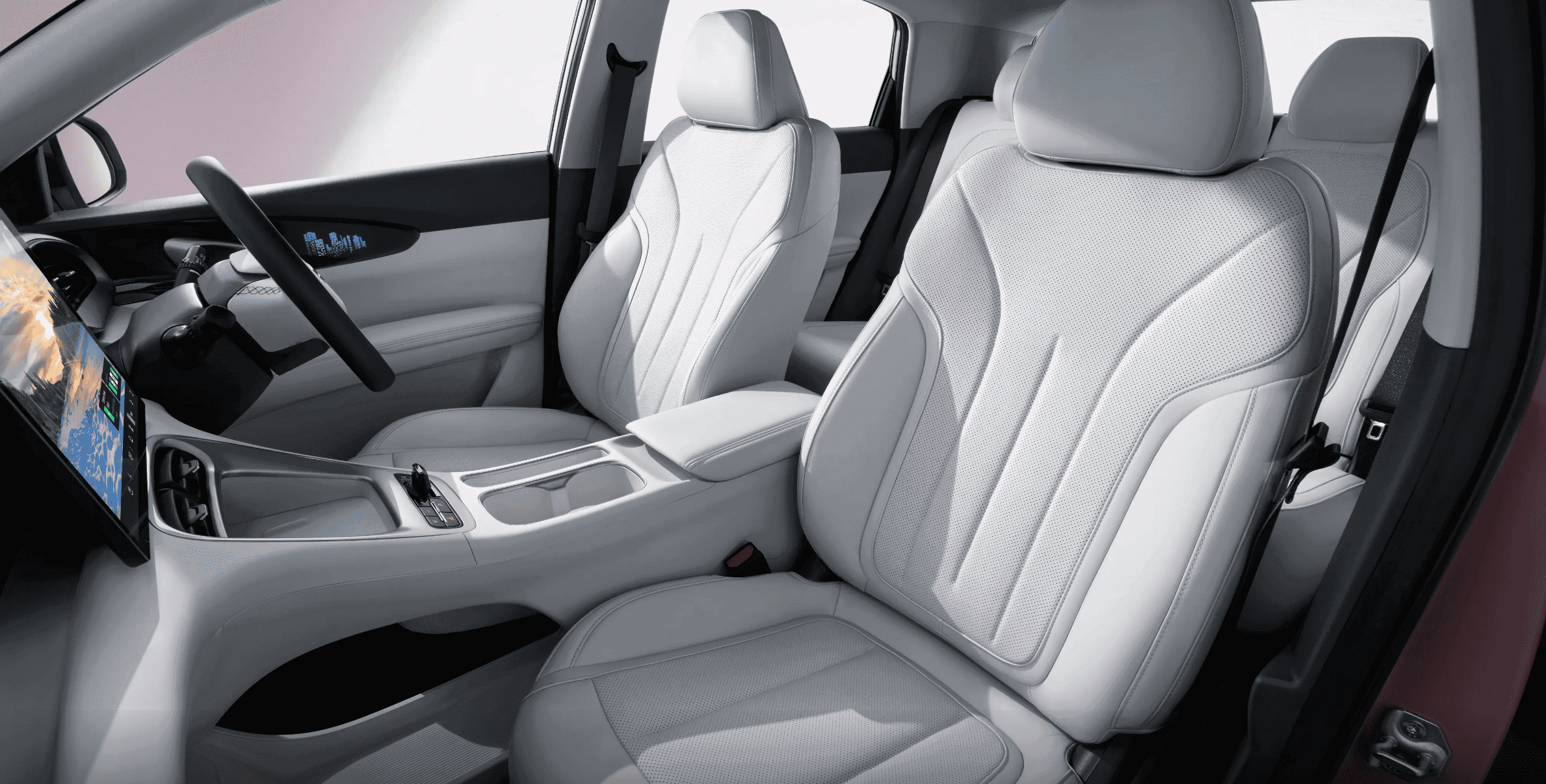 Jok berbahan kulit dengan desain ergonomis memberikan kenyamanan maksimal saat berkendara. Tampilan interior terlihat lebih mewah, rapi, dan mendukung posisi duduk tetap nyaman untuk perjalanan jauh.