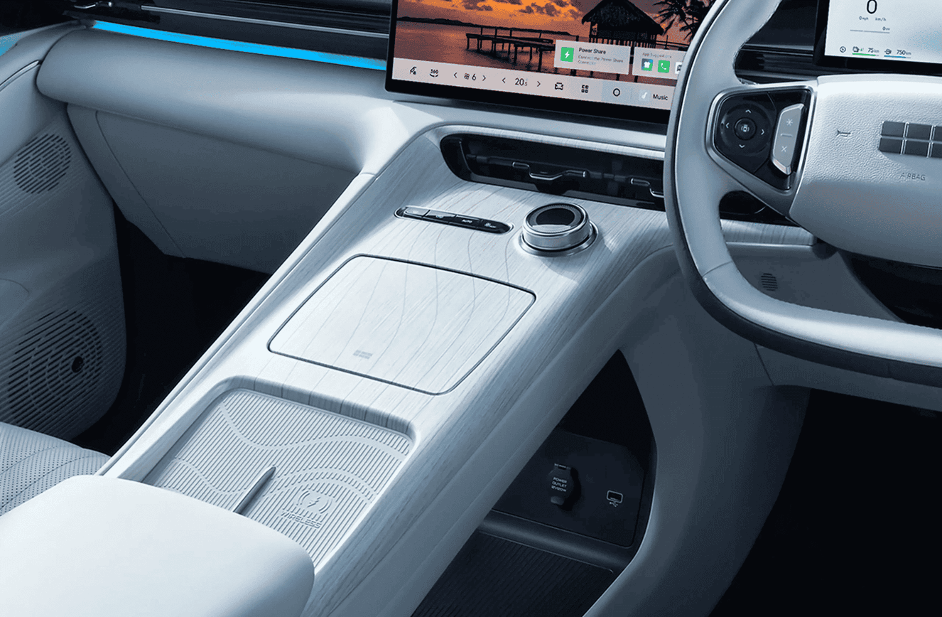 Konsol tengah modern dilengkapi rotary control dan wireless charging. Memudahkan akses fitur kendaraan sekaligus menjaga kabin tetap rapi tanpa kabel. Desain minimalis memberi kesan futuristik dan nyaman digunakan.