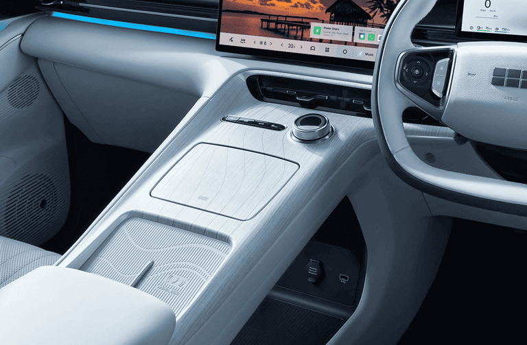 Konsol tengah modern dilengkapi rotary control dan wireless charging. Memudahkan akses fitur kendaraan sekaligus menjaga kabin tetap rapi tanpa kabel. Desain minimalis memberi kesan futuristik dan nyaman digunakan.