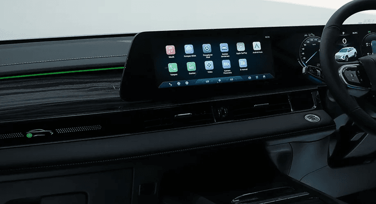 Layar lebar terintegrasi dengan panel digital memberikan tampilan modern. Dilengkapi ambient light yang menambah kesan premium dan nyaman saat berkendara.