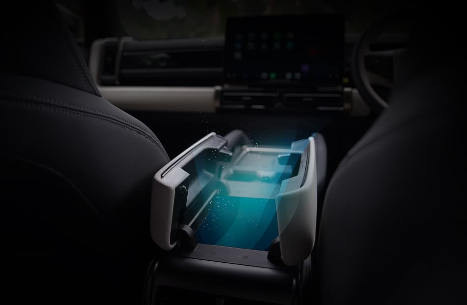 Armrest tengah dilengkapi fitur pendingin untuk menjaga minuman tetap dingin. Praktis untuk perjalanan jauh dan meningkatkan kenyamanan penumpang dengan fungsi tambahan yang fungsional.