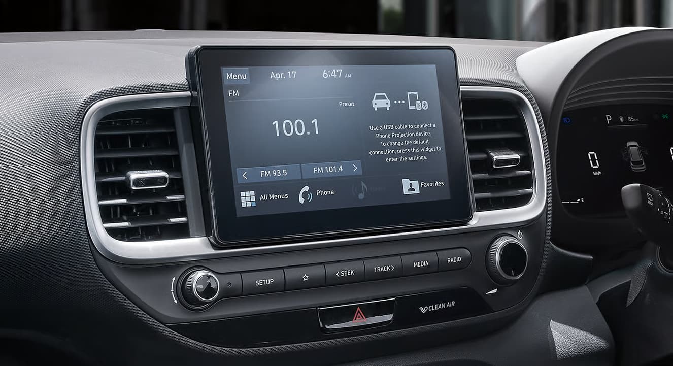layar sentuh berukuran 8 inci yang berfungsi sebagai pusat kontrol multimedia dan infotainment di mobil.