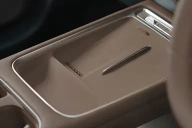 Isi daya smartphone cukup dengan meletakkannya di pad tanpa kabel praktis dan rapi selama perjalanan.