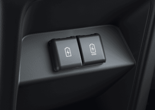 Tersedia dua port pengisian daya USB untuk penumpang baris belakang yang memungkinkan pengisian smartphone, tablet, dan perangkat elektronik lainnya selama perjalanan. Fitur ini memberikan kenyamanan lebih bagi seluruh penumpang.